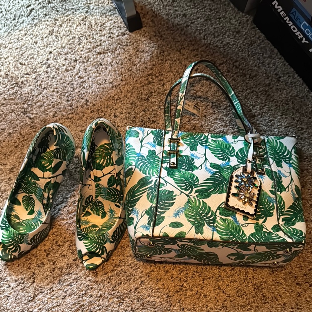 Tropical Leaf Print Women's Handbag and shoes set. Shoes and bag never been used
